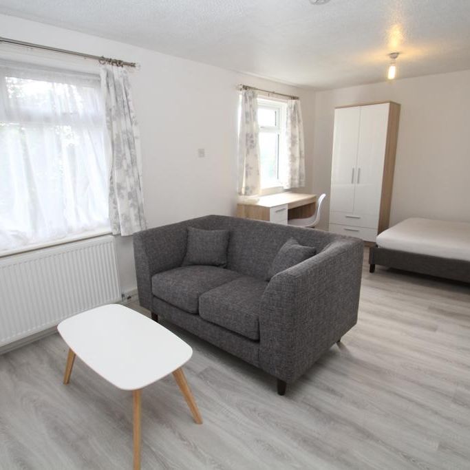 Studio to rent - Photo 1