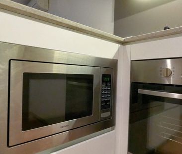 Modern 2-Bedroom Apartment in Prime Melbourne CBD Location - Photo 5