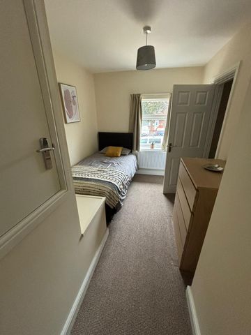 Room 4, 58 Shaftsbury Avenue Doncaster DN6 - Photo 3