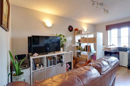 A 1 Bedroom Flat in Coppice Gate GL51 9QJ - Photo 3