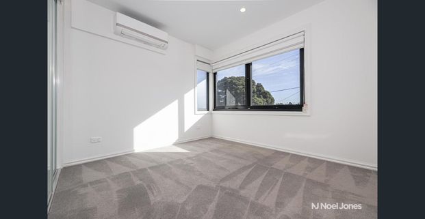 CONTEMPORARY 4-BEDROOM TOWNHOUSE STEPS FROM RINGWOOD STATION AND EASTLAND - Photo 1