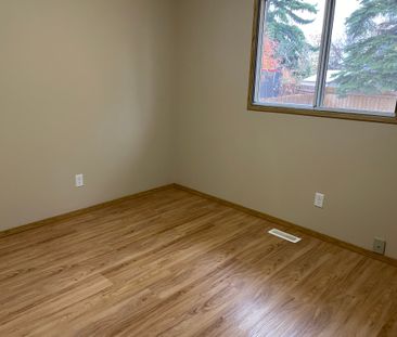 Charming 4-Bedroom Duplex in Red Deer - Photo 4