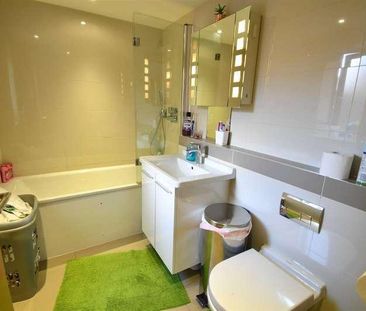 Hitcham Court, Station Approach, Woodside, N12 - Photo 6