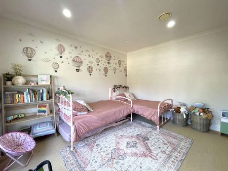 Beautiful 3 bedroom, two bathroom home - Photo 2