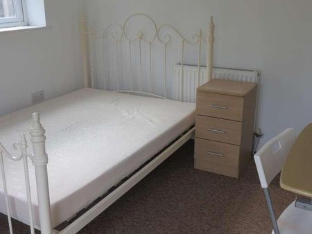 Bedroom Semi Detached House In Ensbury, BH10 - Photo 5