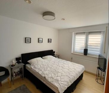 Ruhige 2-Zi Souterrain Wohnung mit Terrasse, EBK und Garage - Foto 1