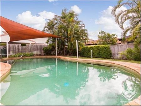 Spacious 3 Bedroom Townhouse In Prime Location!!! - Photo 3