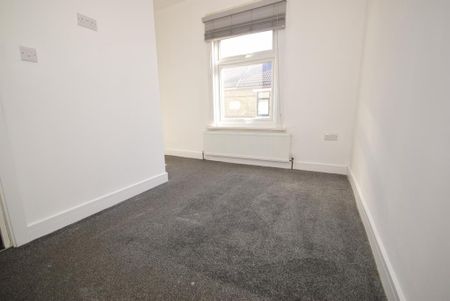 4 bedroom end of terrace house to rent - Photo 2