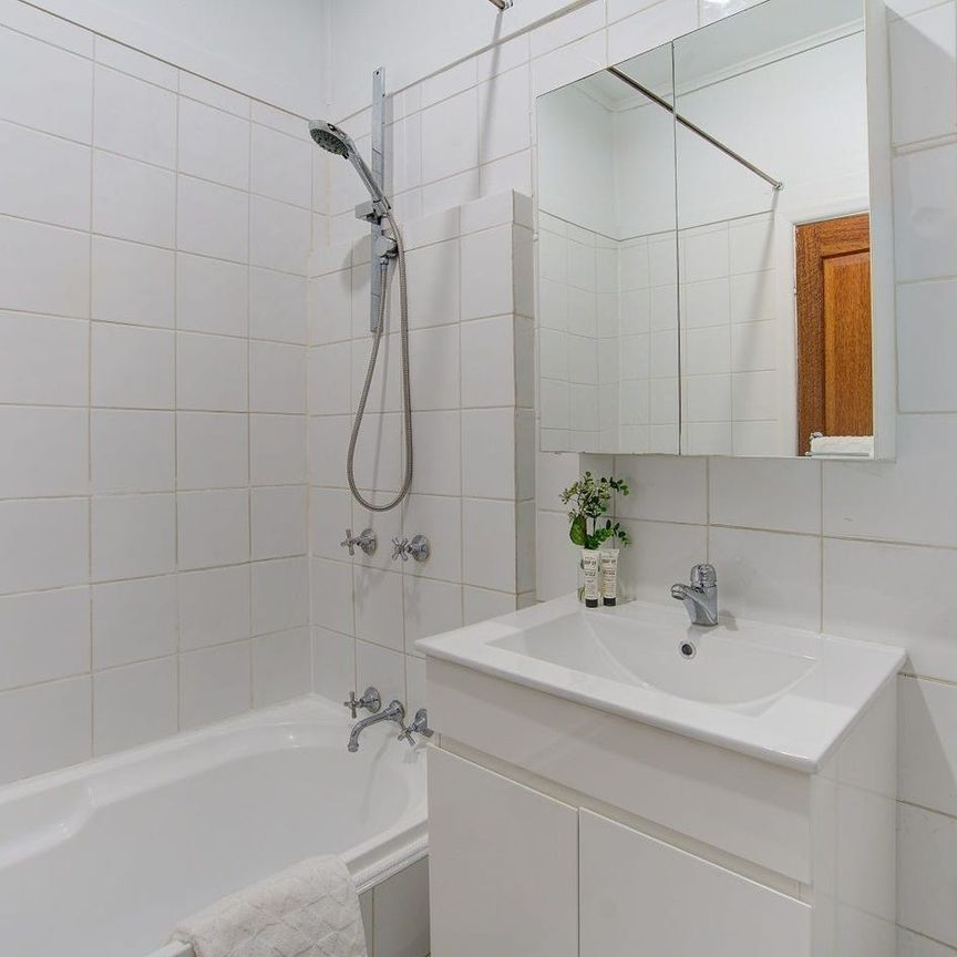 Charming Family Home in the Heart of Holland Park - Photo 1