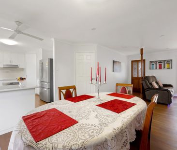 FAMILY HOME WITH POOL IN CONVENIENT NEIGHBOURHOOD - Photo 2