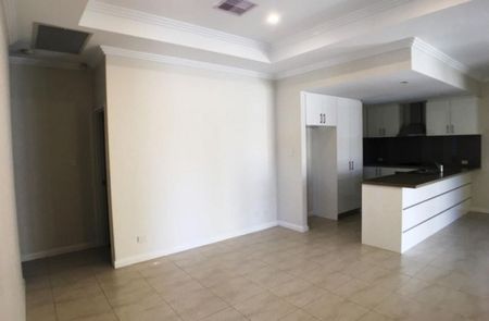 Stylish and Low-Maintenance Living: Your Dream Home Awaits! - Photo 4