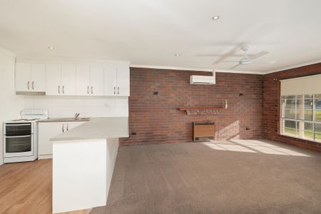 Modern 2-Bedroom Unit in Central Wagga! - Photo 2