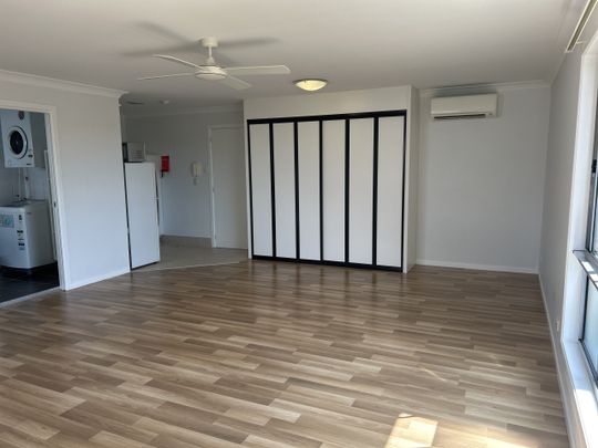 Neat & Tidy Studio + Air con! - Photo 1