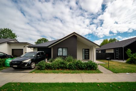 Modern Living in Hamilton East - Photo 2