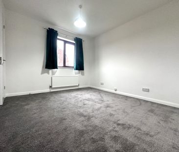 Chetwynd Mead, Bampton - Photo 3