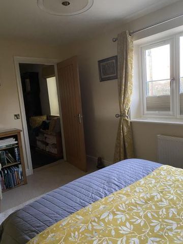 Quiet, Furnished Room to Rent - Photo 4