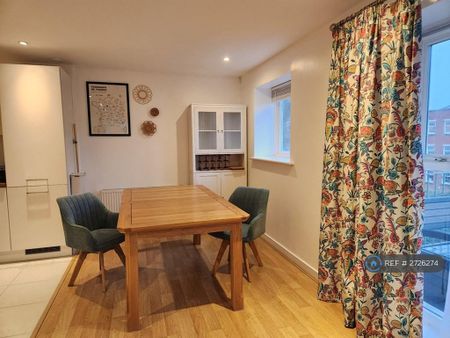 2 bedroom flat to rent - Photo 2