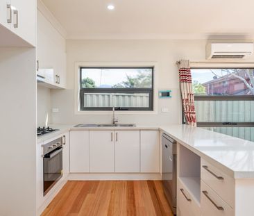 Stylish Townhouse Close to Northland Shopping Centre - Photo 3