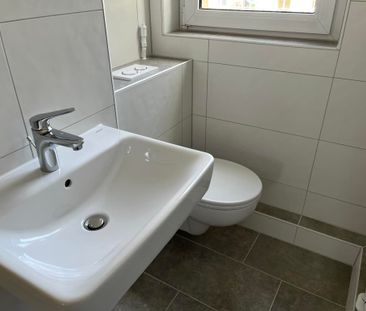 2 Zimmer mit Balkon, Einkaufsmöglichkeiten fußläufig erreichbar - Photo 1