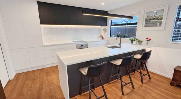 ST ALBANS - EXECUTIVE TOWNHOUSE, THREE BEDROOMS, DOUBLE GARAGE - Photo 1