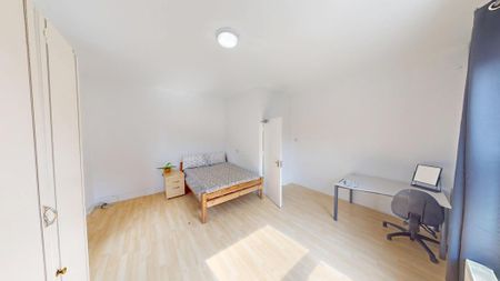 5 bedroom detached house to rent - Photo 4