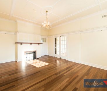 SUNFILLED TOP FLOOR APARTMENT - Photo 3