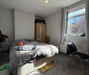4 bedroom end of terrace house to rent - Photo 1