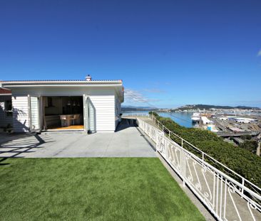 A stunning 5 bedroom, 3 bathrooms furnished family home with views to WOW - Photo 1