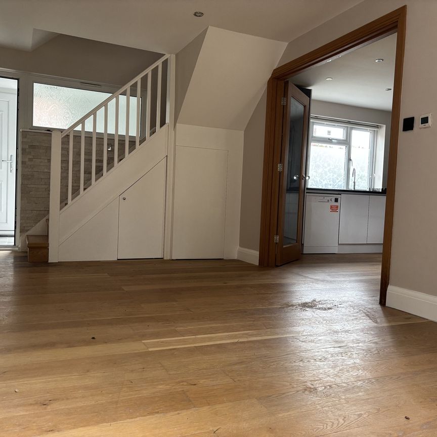 4 Bed Terraced House, Moat Crescent, N3 - Photo 1