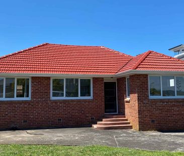 Te Atatu South -Three bedroom House - Photo 5