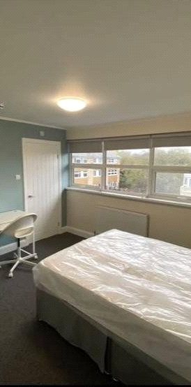 Fairview Avenue, Woking, Surrey, GU22 7NU - Photo 1