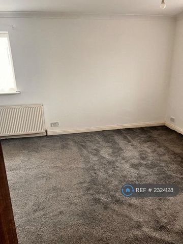 4 bedroom semi-detached house to rent - Photo 2