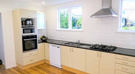 Family home in Glen Innes - Photo 3