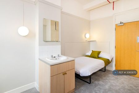 1 bedroom in a house share to rent - Photo 2