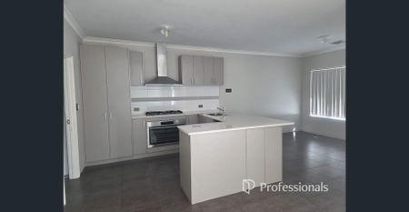 Family living close to beach and city - Photo 5