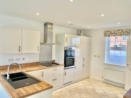 4 bedroom Four Bedroom Detached Property to rent - Photo 5