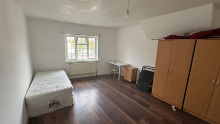 1 bedroom in a house share to rent - Photo 4