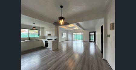 Modern 4 Bedroom Home - Photo 3