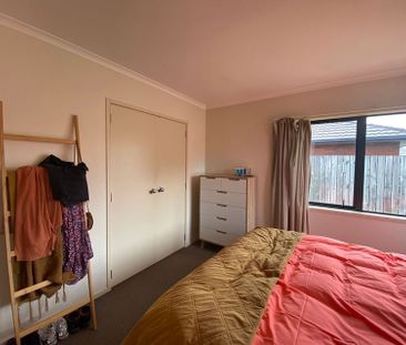 Close to town and train station - Photo 5