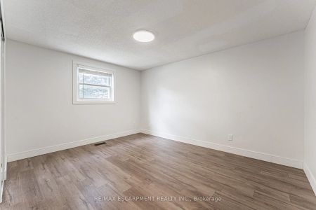 Property For Lease | X9046713 - Photo 5