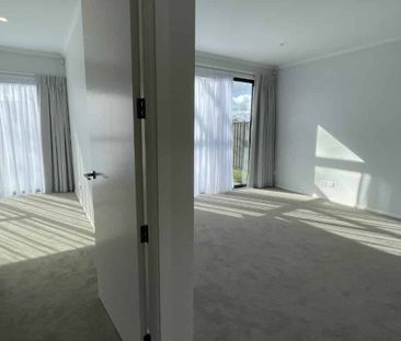 Stunning Home in Kenepuru - Photo 2