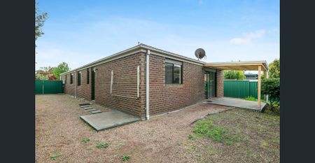 Spacious Family Living in the Heart of South Morang! - Photo 3