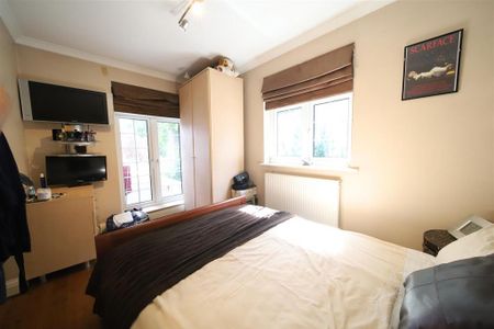 5 bedroom semi-detached house to rent - Photo 4