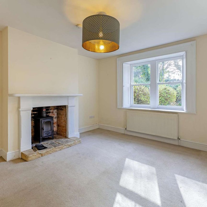 An attractive traditional stone built Grade II listed farmhouse set in enclosed grounds, in the village of Stanton Harcourt. - Photo 1