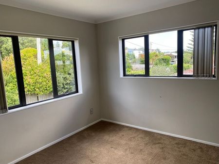 Spacious 5BR Home on Te Atatu Rd - Photo 5