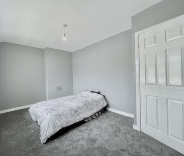 4 bedroom semi-detached house to rent - Photo 3