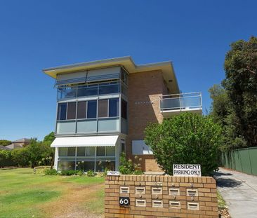 MASSIVE MODERN APARTMENT - Photo 6