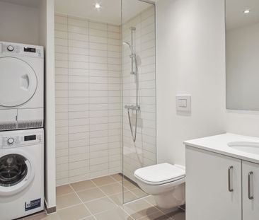 Rummelig og lys 2-værelses lejlighed med egen altan og unikke fælle... - Foto 5