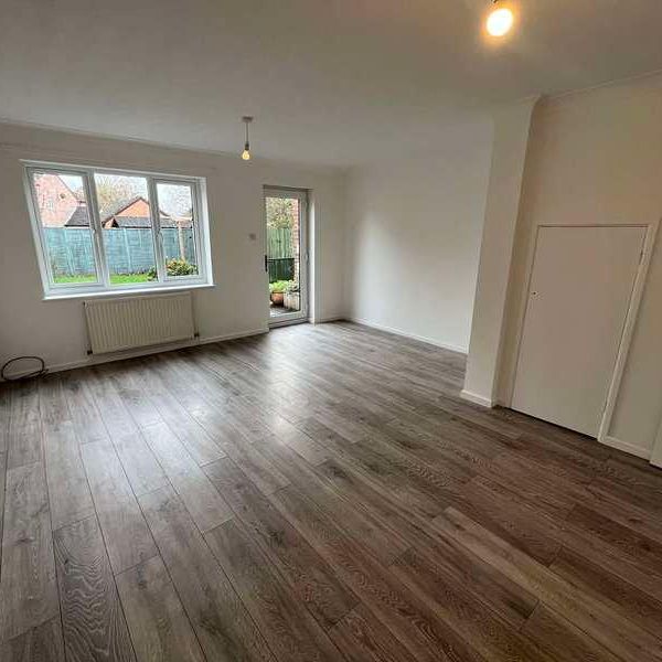 Falcon Fields, Tadley, RG26 - Photo 1