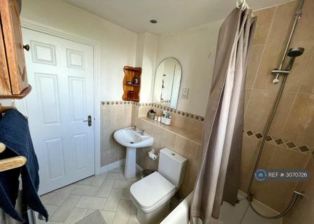 1 bedroom in a flat share to rent - Photo 5